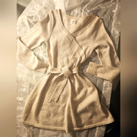 abercrombie kids Other - Abercrombie kids vneck sweater dress with belt size 12 seasonal casual style
